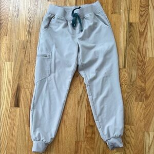 Figs Zamora Joggers
Color: Slate 🩶
Size: small/petite